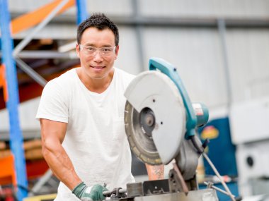 Asya işçi fabrikada üretim tesisi