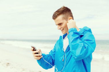 Spor ve müzik. adam koşu için hazırlanıyor
