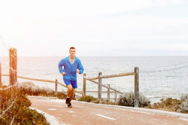 sağlıklı çalışan adam