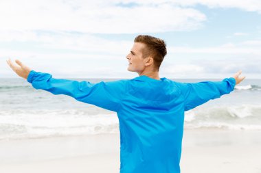 Silah spor giyim ile genç adam uzanmış