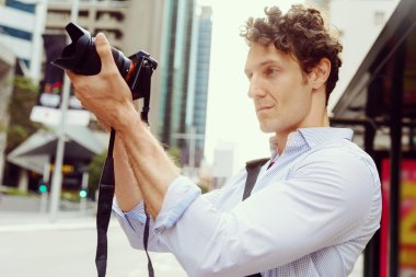 Erkek fotoğrafçı alarak resim