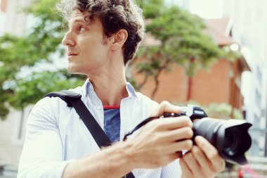 Erkek fotoğrafçı alarak resim
