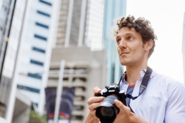 Erkek fotoğrafçı alarak resim