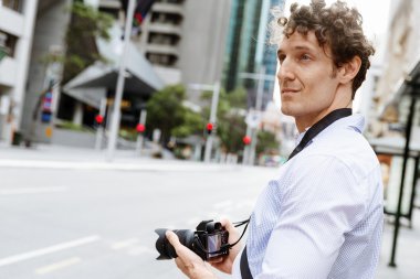 Erkek fotoğrafçı alarak resim