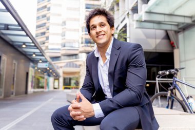 Açık havada kendinden emin bir iş adamının portresi.