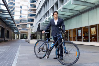 Başarılı bir iş adamı binicilik bisiklet