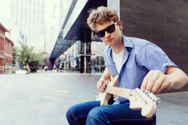 Gitar City ile genç müzisyen