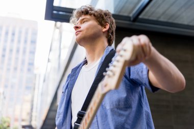 Gitar City ile genç müzisyen