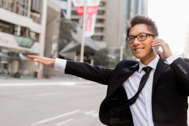 Bir taksi şehirde sallayarak