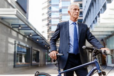 Başarılı bir iş adamı binicilik bisiklet