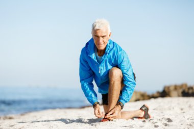 Runner ayakkabılarını verdi ve koşu için hazırlar