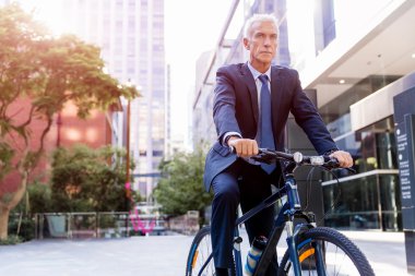 Başarılı bir iş adamı binicilik bisiklet