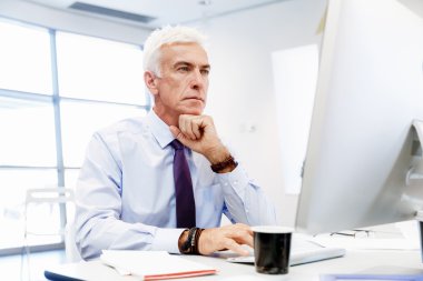 Başka bir office gün bilgisayar önünde
