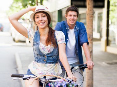 Şehir bisikleti ile mutlu çift