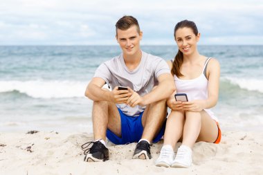 Koşucular mobil akıllı telefonlarıyla açık havada birkaç