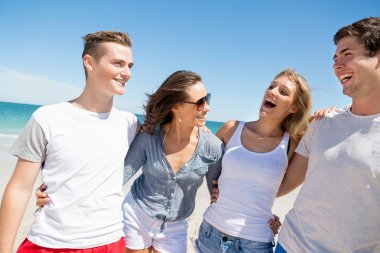 Kumsalda genç insanlar