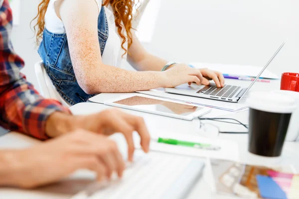 Taper les mains sur le clavier — Photo