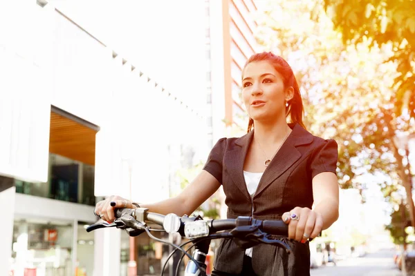 Jovem viajando de bicicleta — Fotografia de Stock