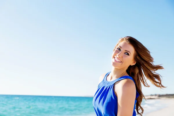 Junge Frau am Strand — Stockfoto