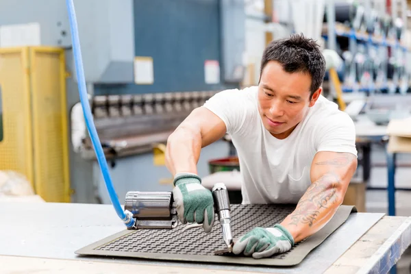 Aziatische werknemer in fabriek op de werkvloer — Stockfoto