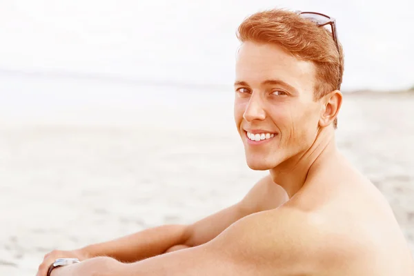 Beau homme posant à la plage — Photo