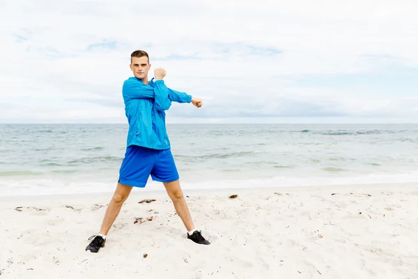 Hombre entrenando en la playa afuera —  Fotos de Stock