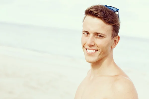 Schöner Mann posiert am Strand — Stockfoto