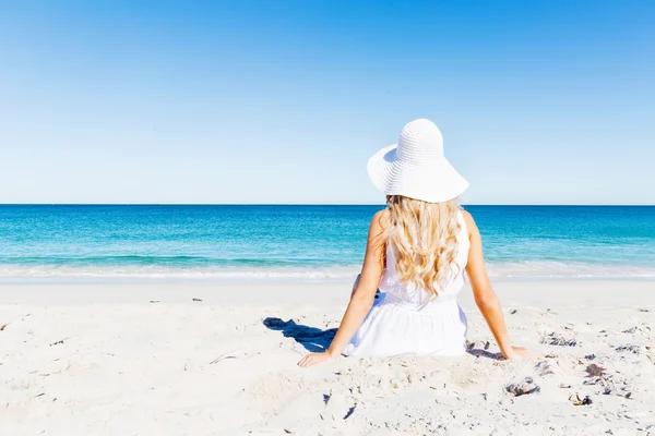 Mujer joven relajándose en la playa —  Fotos de Stock