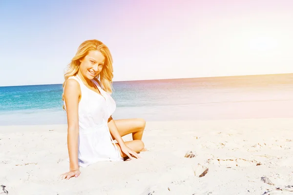 Jonge vrouw ontspannen op het strand — Stockfoto