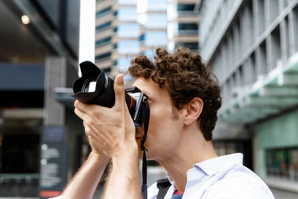 Fotógrafo masculino tomando fotos — Foto de Stock