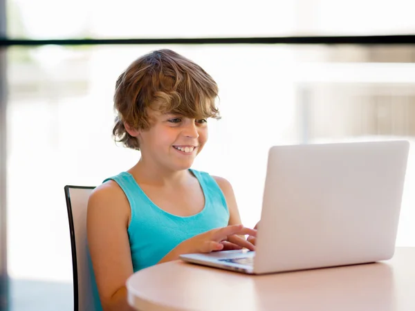 Kleine jongen met laptop — Stockfoto