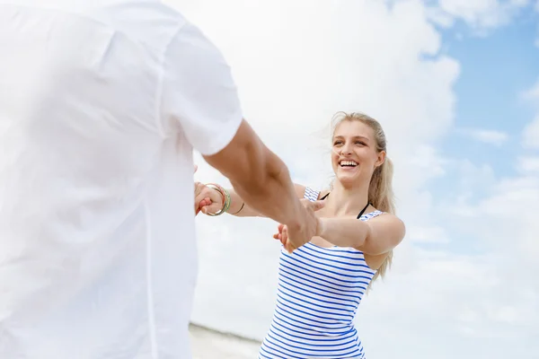 Pareja feliz divirtiéndose en la playa. — Foto de Stock