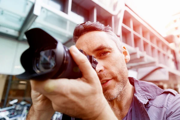 Fotógrafo masculino tomando fotos — Foto de Stock