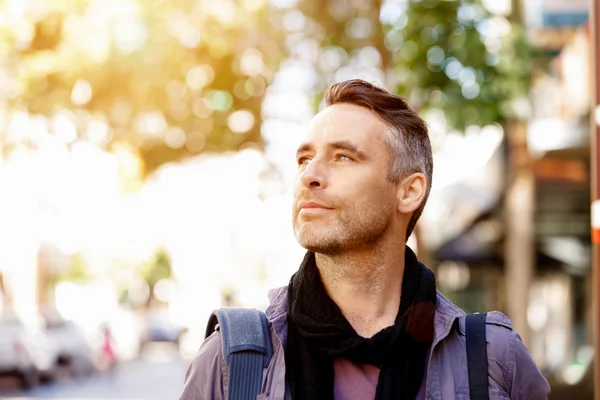 Male tourist in city — Stock Photo, Image