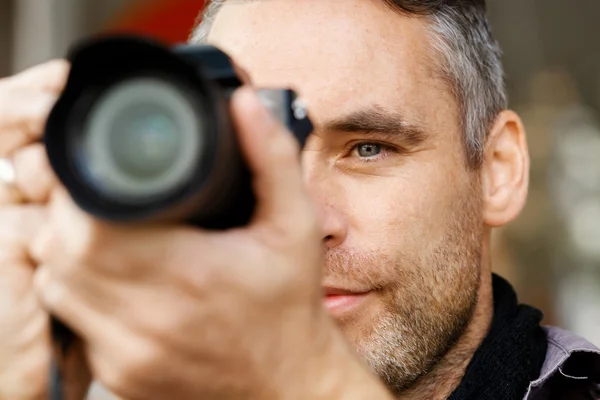 Männlicher Fotograf beim Fotografieren — Stockfoto