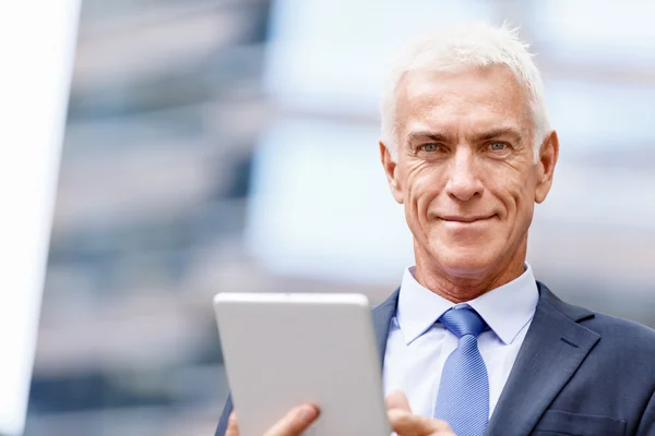 Empresário sênior segurando touchpad — Fotografia de Stock