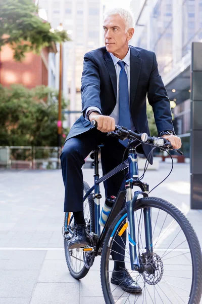 Homme d'affaires prospère à vélo — Photo
