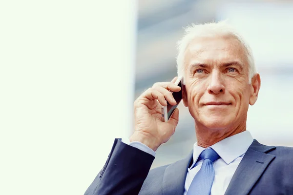 Portret van een zelfverzekerde zakenman buiten — Stockfoto