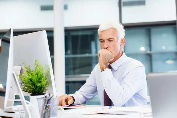 Noch ein Bürotag vor dem Computer — Stockfoto