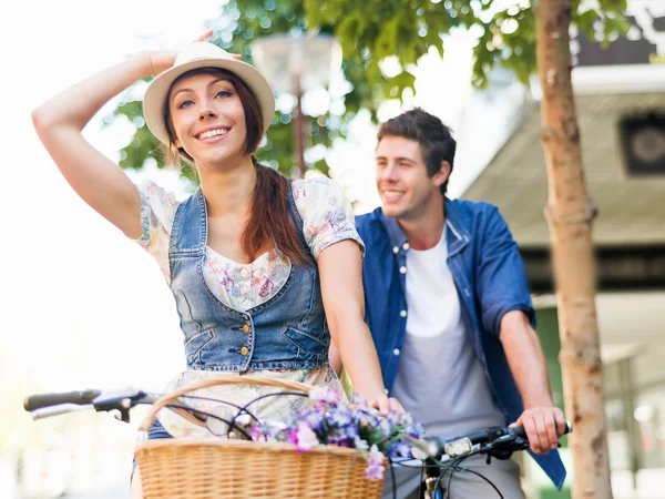 Happy couple in city with bike — Stock Photo, Image