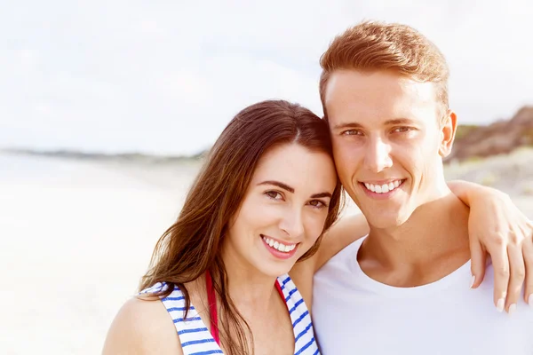 Romantisches junges Paar am Strand — Stockfoto