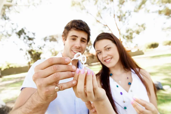 Paar im Park — Stockfoto