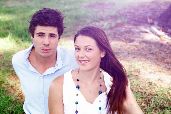 Jeune couple dans le parc — Photo