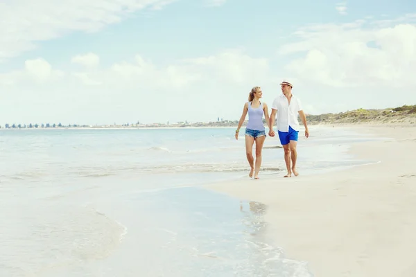 Romântico jovem casal na praia — Fotografia de Stock