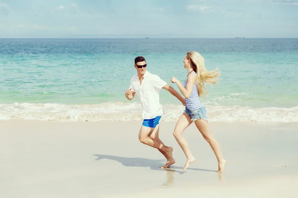 Romântico jovem casal na praia — Fotografia de Stock