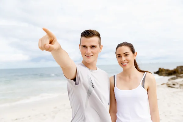 Pareja de corredores parados juntos en la playa —  Fotos de Stock