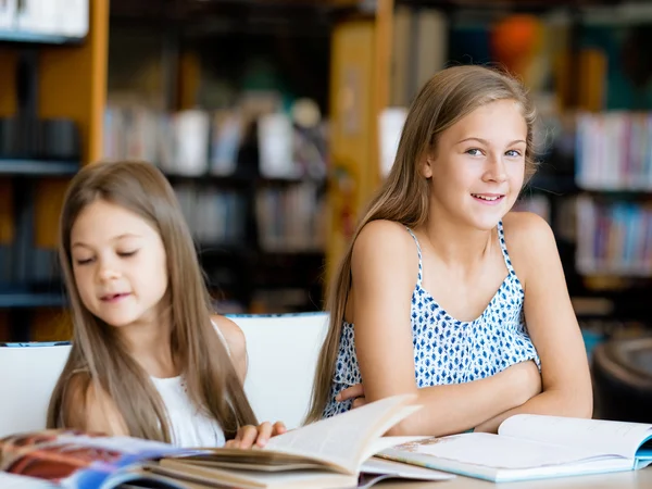 Nos encanta leer. — Foto de Stock