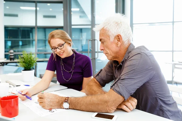 Colaboradores trabajando juntos — Foto de Stock