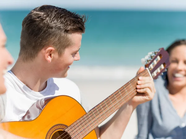 Joven tocando la guitarra en la playa —  Fotos de Stock