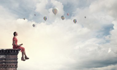 Elbiseli kız kitap okumak